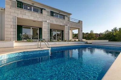 Villa in Milna mit Schwimmbecken