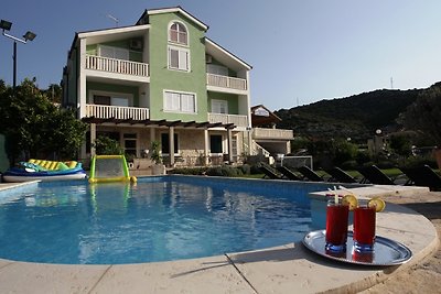 Accogliente villa a Ploče con piscina in...