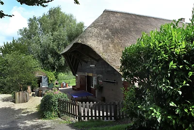 Bauernhaus in der Nהhe des Flusses in...