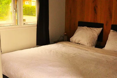 Chalet in Friesland mit umzהuntem Garten