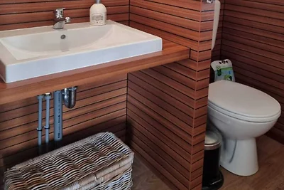 Casa flotante en Anjum con piscina