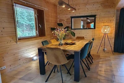 Luxuriöse Waldvilla aus Holz