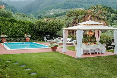 Villa a Capannori con grande patio