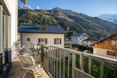 Central Apartment with Balcony & Mountain...