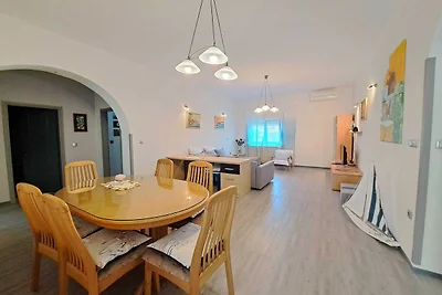 Spacious Urban Retreat Apartment with Terrace...