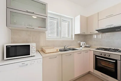 Simplistic Apartment in Neviđane mit Balkon