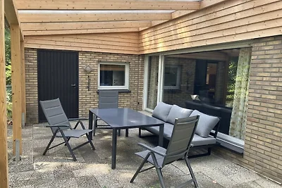 Mit Garten und Kamin