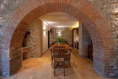 Grande casale in pietra in piccolo borgo...