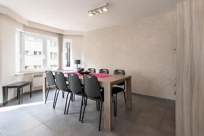 Schöne Wohnung mit seitlichem Meerblick