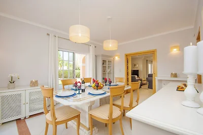 Villa ad Almancil con 9 camere da letto