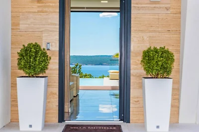 Villa met infinity pool in Maslenica