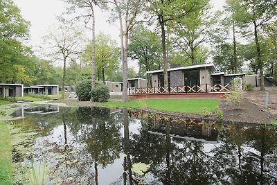 Modernes Ferienhaus mit dekorativem Kamin