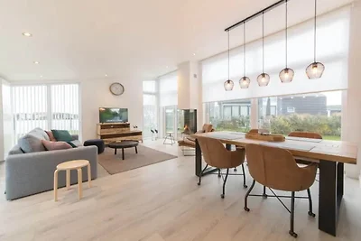 Chalet moderno sull'acqua in un parco vacanze