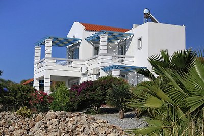 Fantastic luxe modern Villa, large garden, pr...