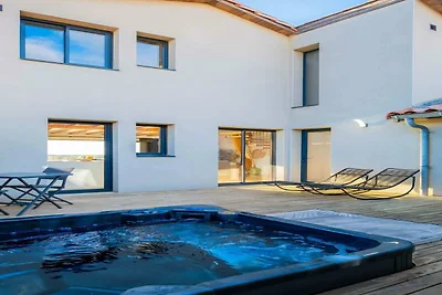 Villa mit Orb- und Meerblick