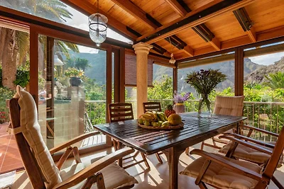 Villa mit beheiztem Pool und Bergblick