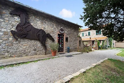 Attraente casa vacanze a Ficulle con sauna