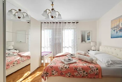 Wohnung in Šibenik-Brodarica mit Balkon