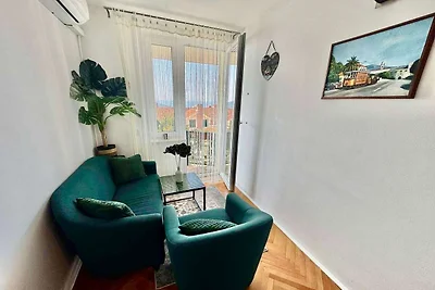 Charming Apartment with Terrace and Old Town ...