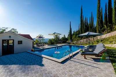 Villa rústica en Gruda con piscina privada