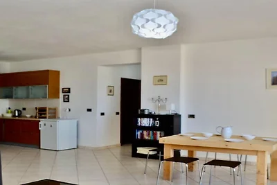 Gerהumiges Apartment mit Meerblick in Saranda