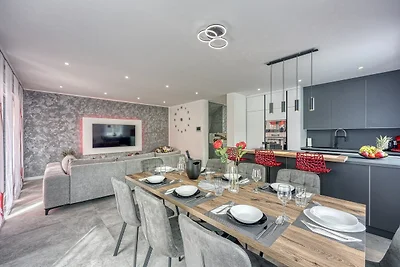 Peaceful Blooming Villa with Pool - Four Bedr...