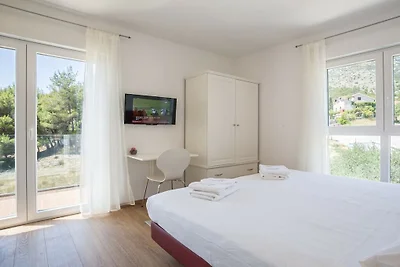 Villa in Bol mit Schwimmbecken