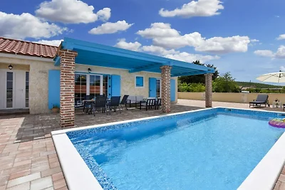 Villa in Sukošan mit Schwimmbecken