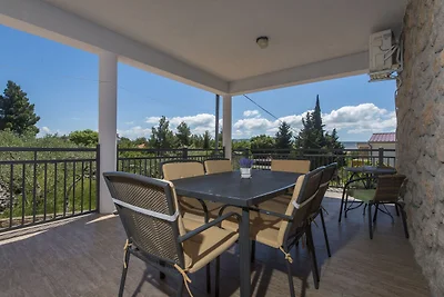 Wohnung in Starigrad Paklenica mit Terrasse