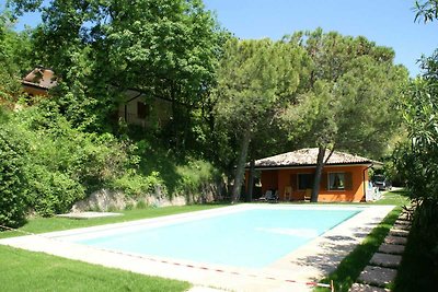 Malerischer Bungalow mit Swimmingpool in...