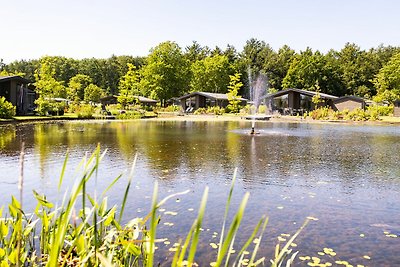 Modernes Chalet am Teich in einem Ferienpark