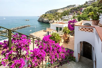 Villa con patio vista mare