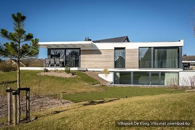 Üppige Villa mit Innenpool in Meeresnähe