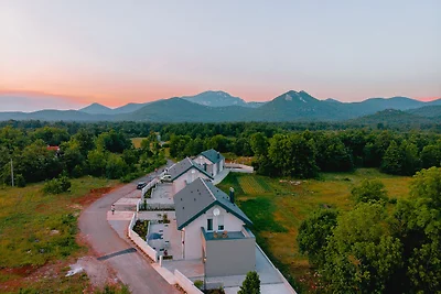 Schönes Ferienhaus in Lovinac mit Garten
