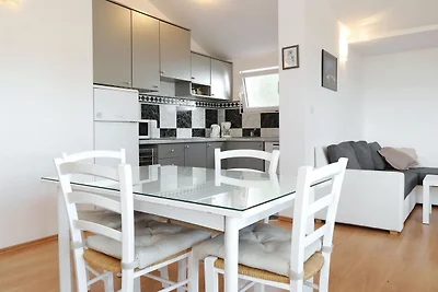 Modernes Apartment mit privatem Pool in...