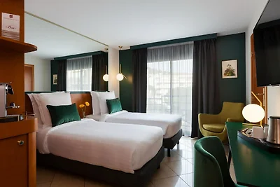 Helles Zimmer mit Poolblick in Cannes