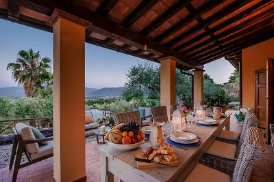 Villa nabij Lucca met wijngaardzicht