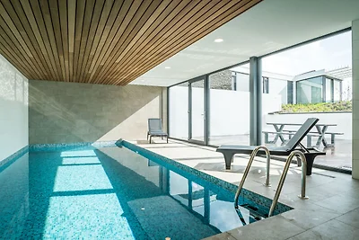 Üppige Villa mit Innenpool in Meeresnähe