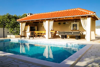 Villa a Pridraga con piscina e cinque persone