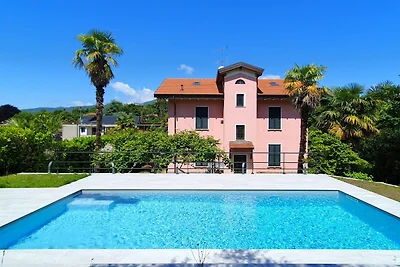 Elegante Villa mit privatem...