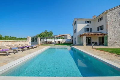 Villa in Višnjan mit Schwimmbecken