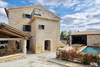 Villa in Tinjan mit Schwimmbecken