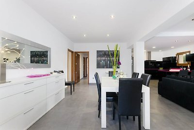 Modernes Ferienhaus mit Möblierung