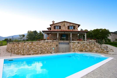 Zeitlose Villa in Cagli mit Garten