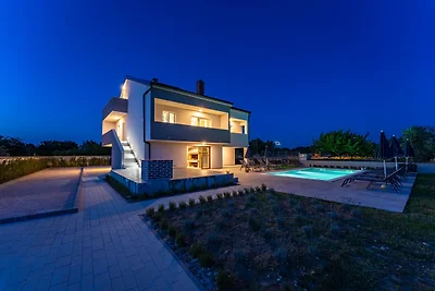 Villa met zwembad en sauna in Galovac