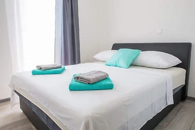 Holiday Home J&D No.3-Six Bedroom House  with...