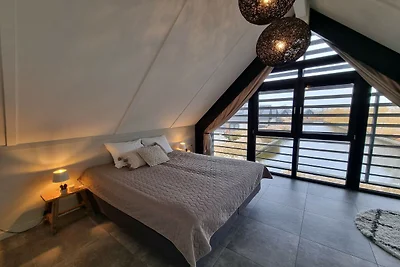 Villa am Wasser mit Anlegesteg