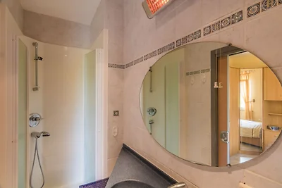 Casa con piscina nel parco di un castello