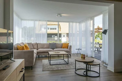 Villa dal tetto di paglia in un parco vacanze