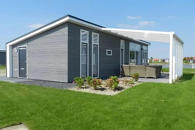 Chalet moderno sull'acqua in un parco vacanze